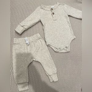 2 piece set by Little one shop size 3-6 months